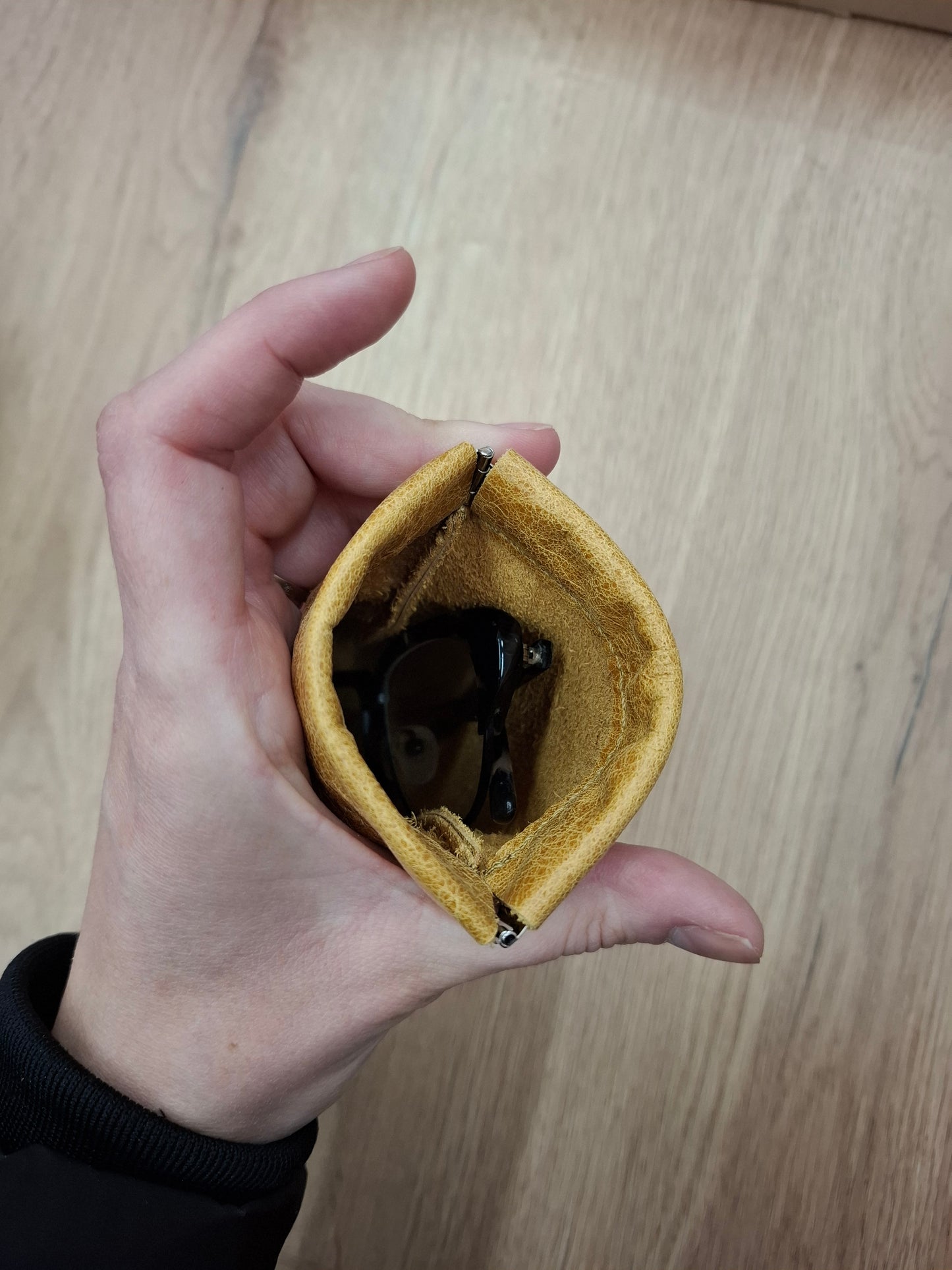 Funda gafas piel amarillo envejecido