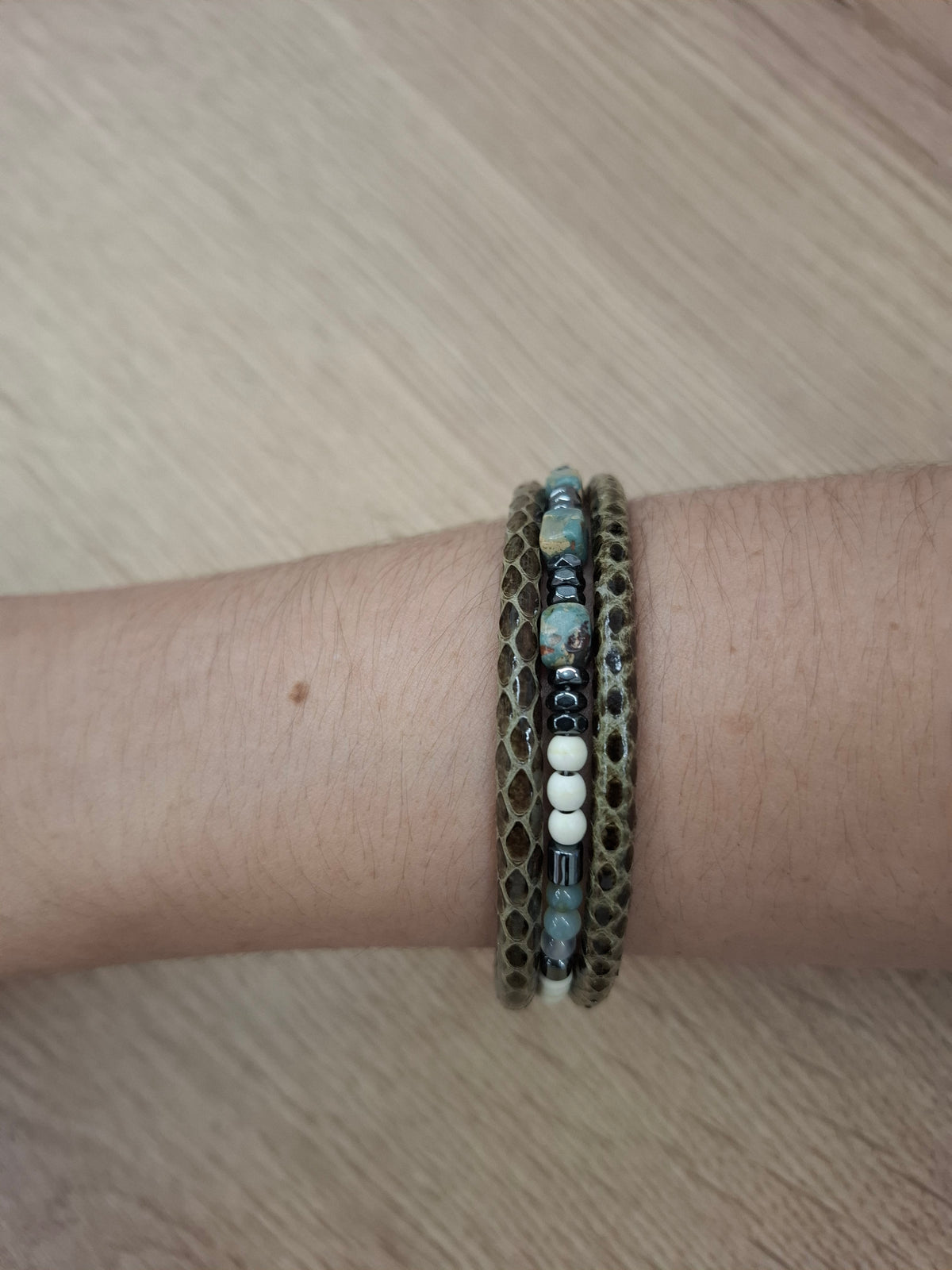 Pulsera piel de serpiente con abalorios verde y azul