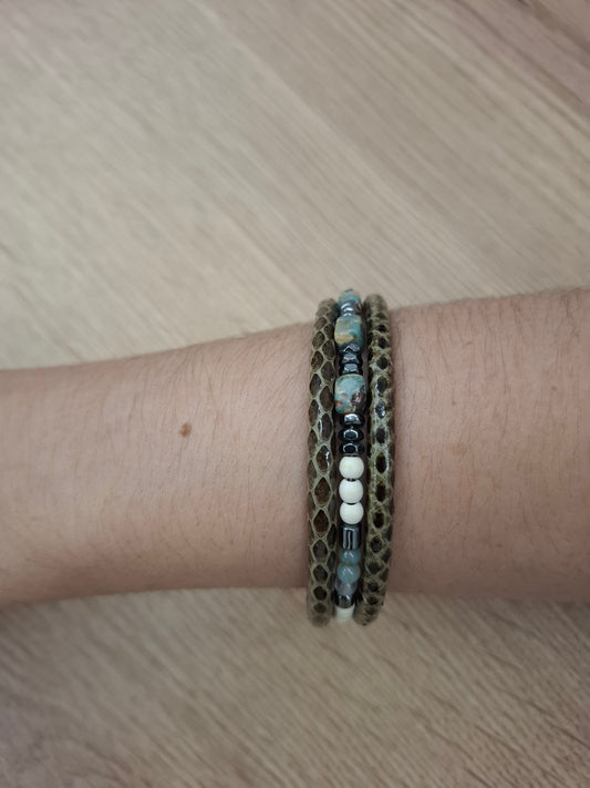 Pulsera piel de serpiente con abalorios verde y azul