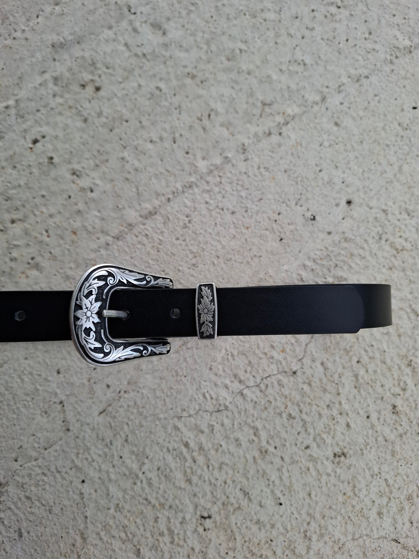 Cinturón de piel negro 2,5cm hebilla plata vieja