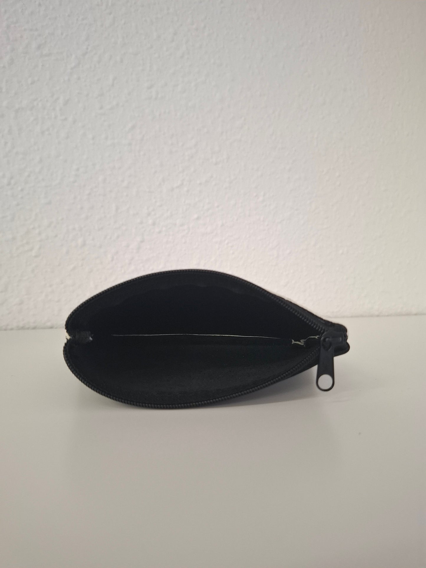 Monedero de piel con pelo negro vaca