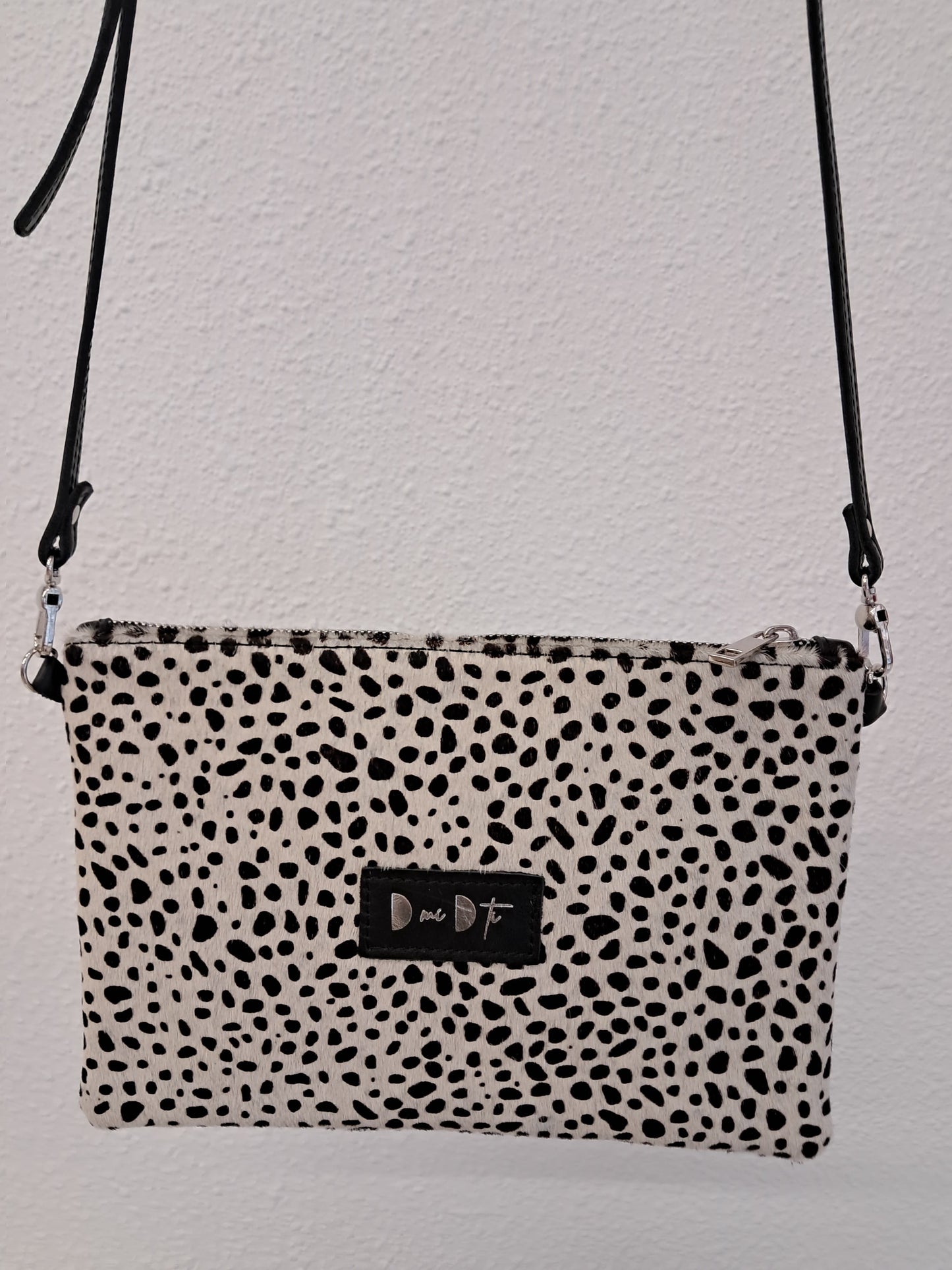 Bolso bandolera DOBRA piel con pelo dálmata blanco