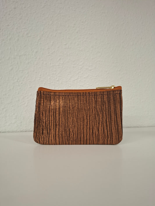 Monedero de piel marrón agrietada