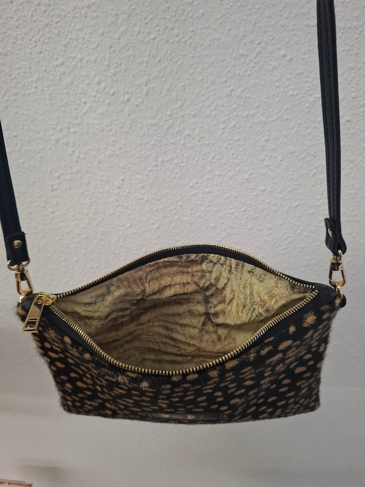 Bolso bandolera DOBRA piel con pelo dálmata negro