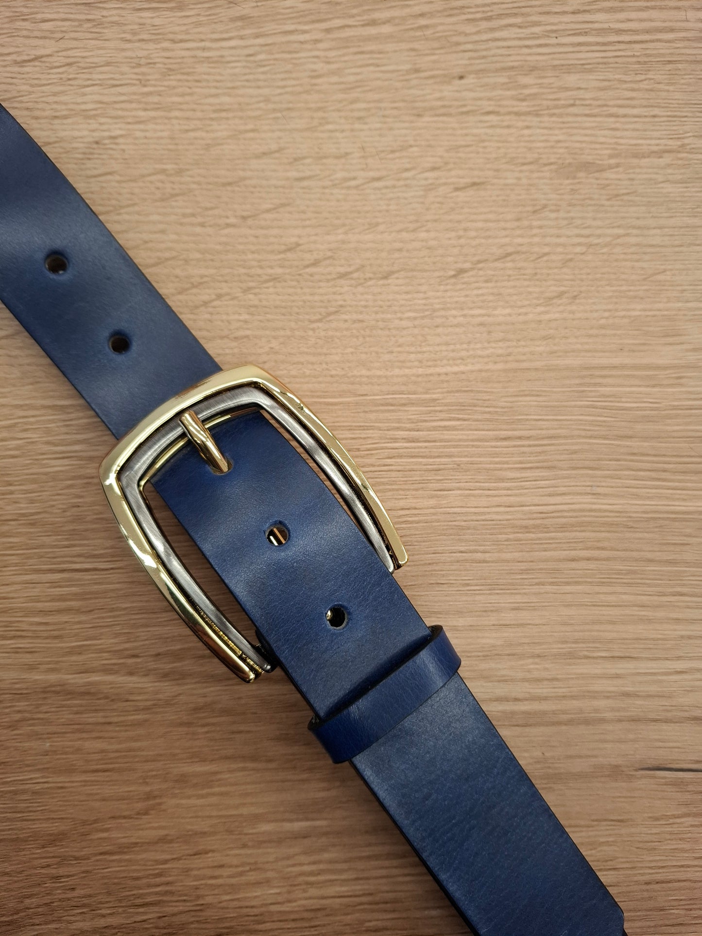 Cinturón de piel azul 3,5cm hebilla oro y fumé