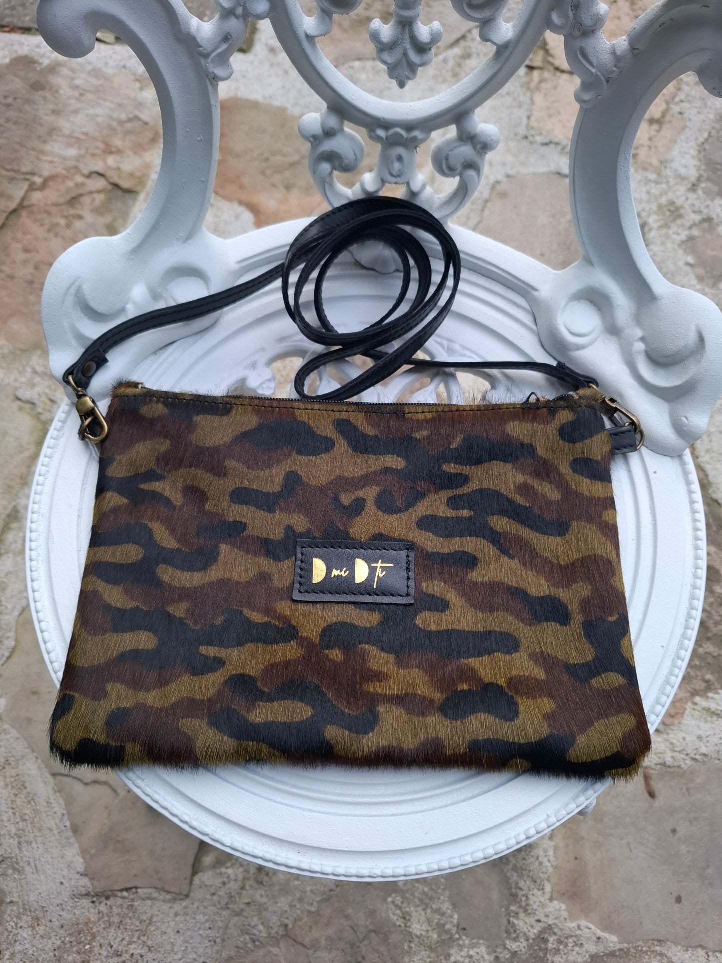 Bolso bandolera DOBRA pelo camuflaje y piel negra