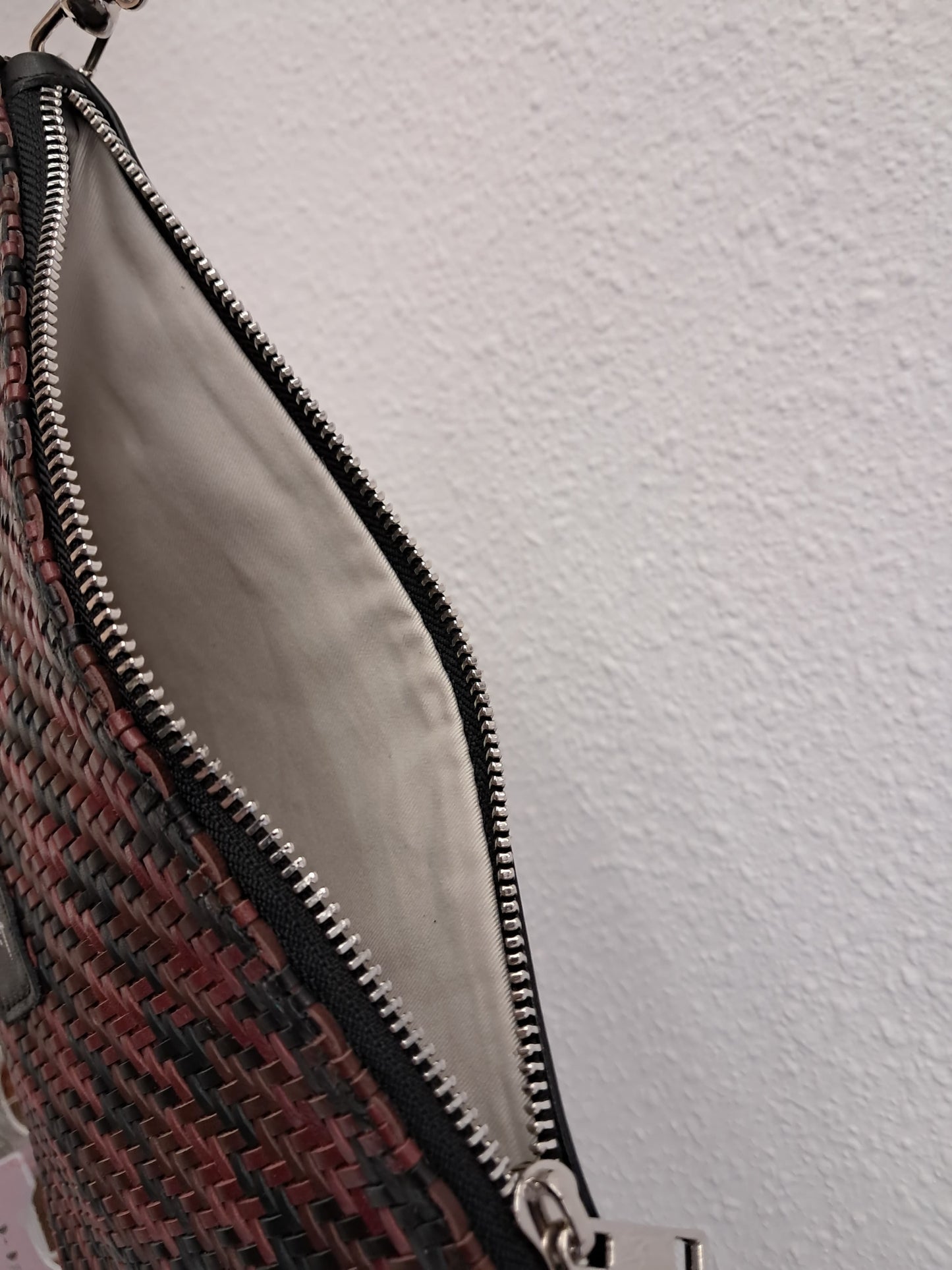 Bolso bandolera DOBRA piel trenzada negro y granate