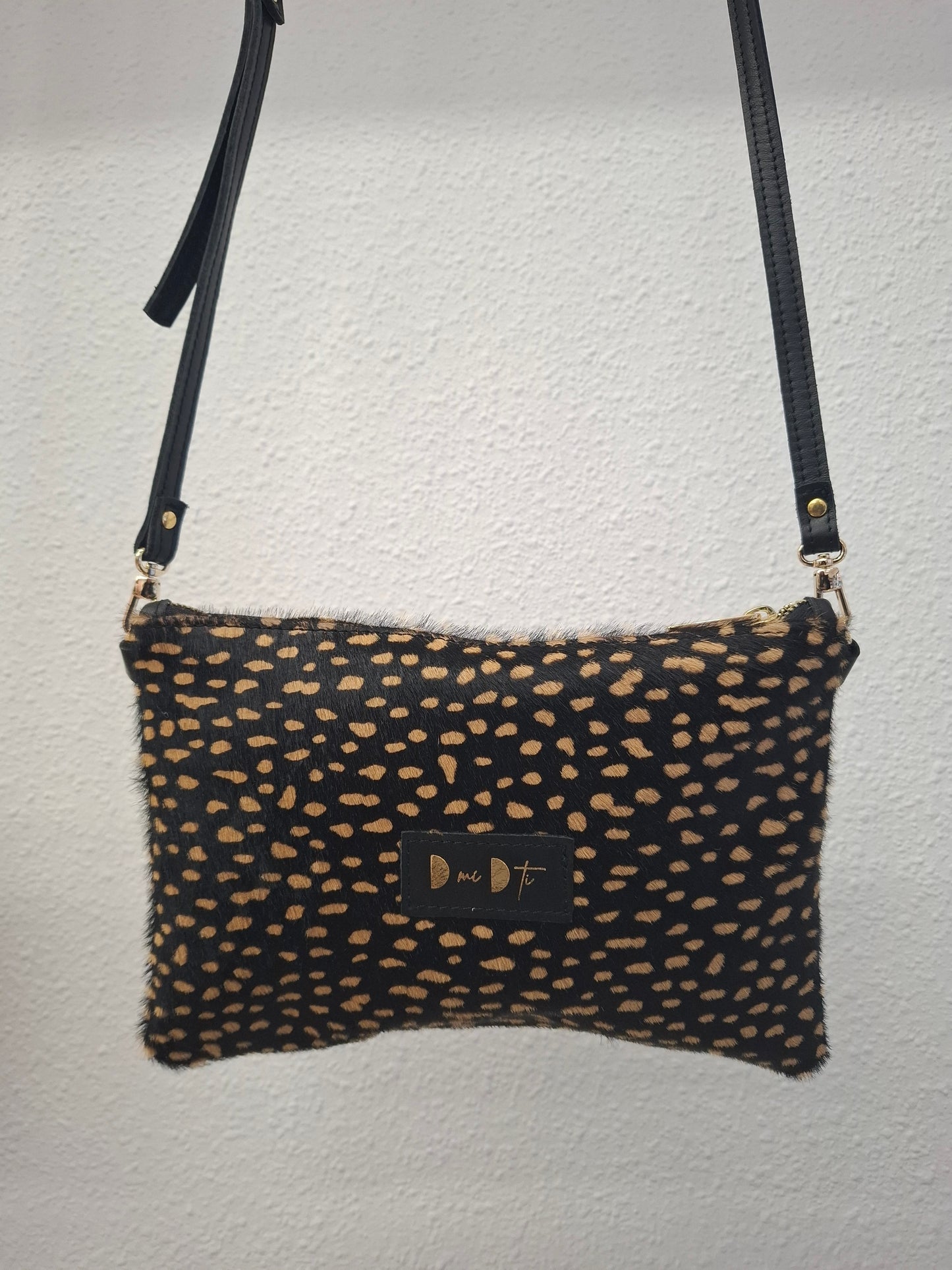 Bolso bandolera DOBRA piel con pelo dálmata negro