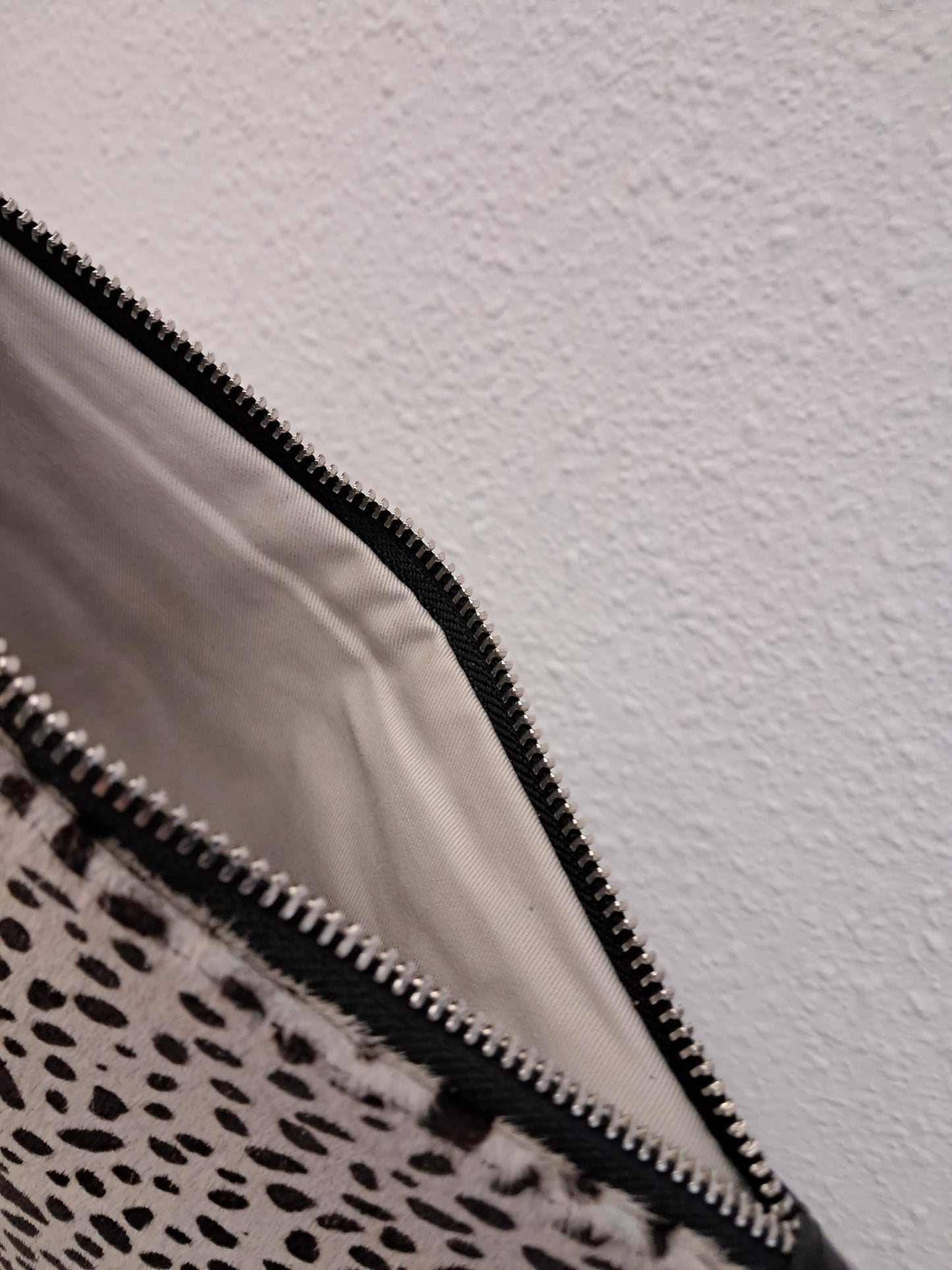 Bolso bandolera DOBRA piel con pelo dálmata blanco