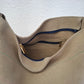 Bolso IGUÑA piel serraje beige grisáceo asa rayas