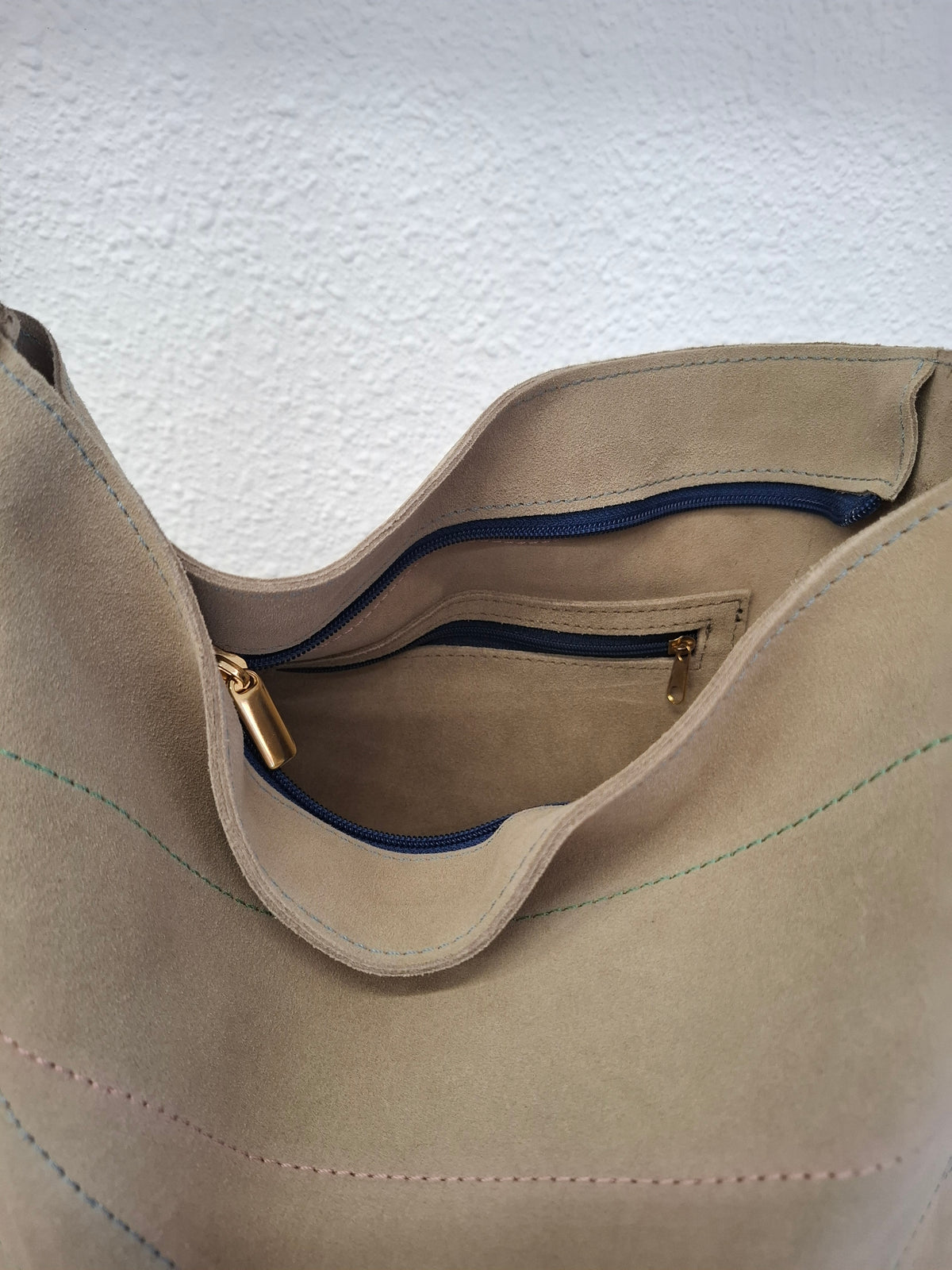Bolso IGUÑA piel serraje beige grisáceo asa rayas