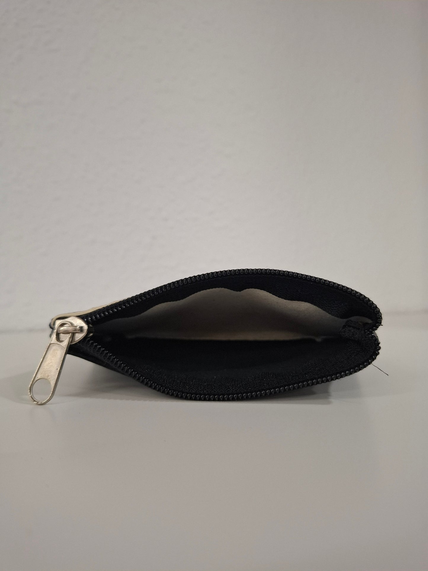 Monedero de piel azul letras