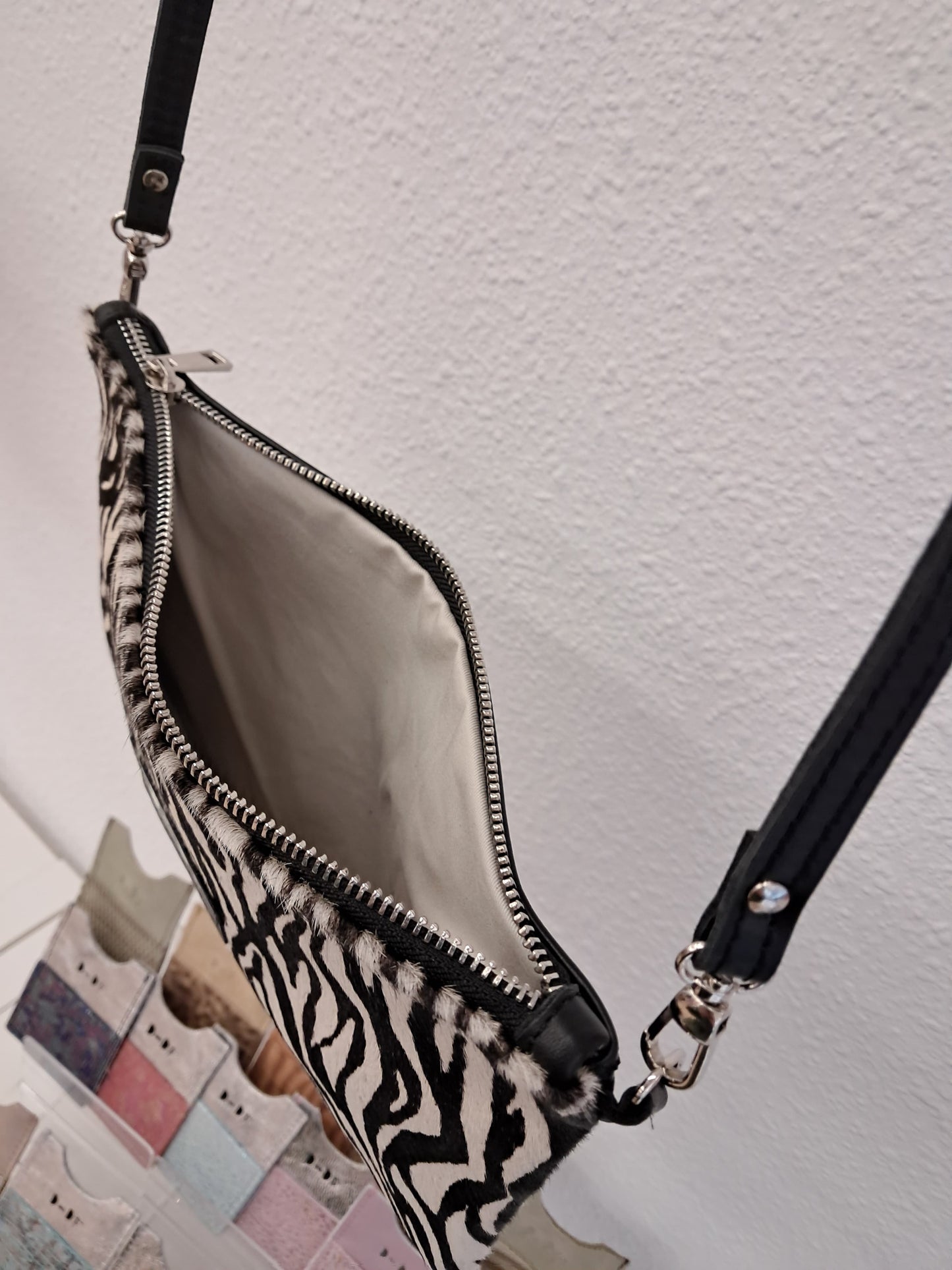 Bolso bandolera DOBRA piel con pelo cebra