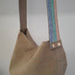 Bolso IGUÑA piel serraje beige grisáceo asa rayas