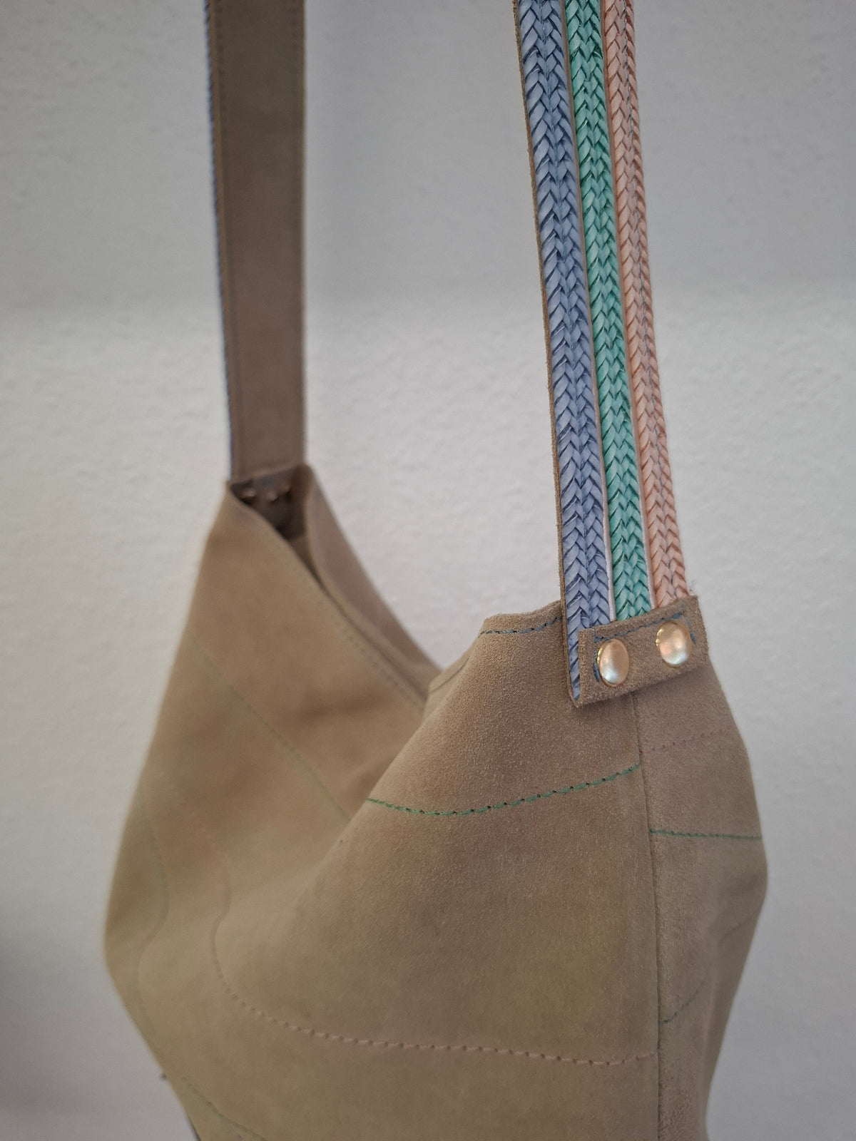 Bolso IGUÑA piel serraje beige grisáceo asa rayas
