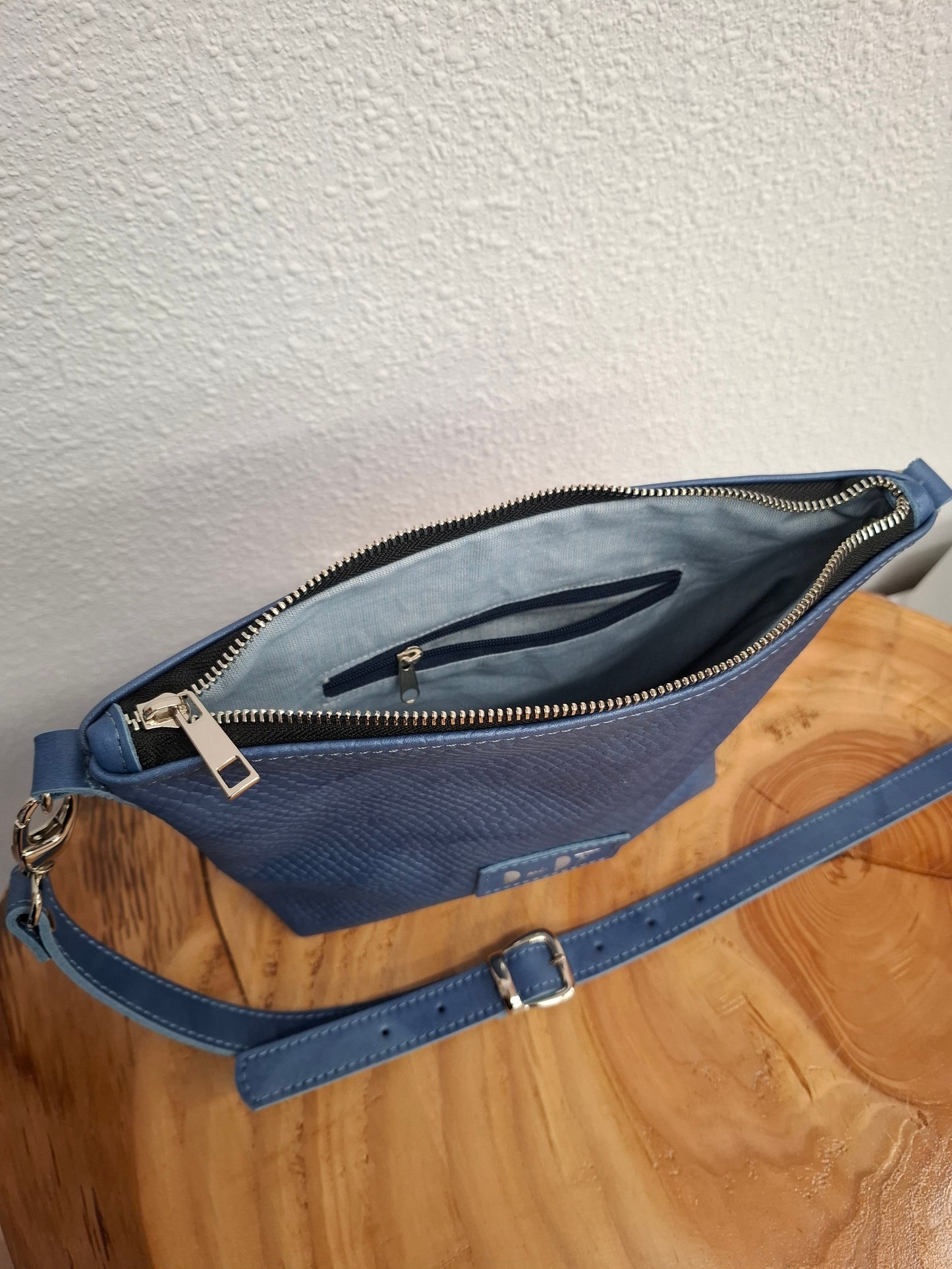 Bolso bandolera YERA piel azul difuminado grabado serpiente