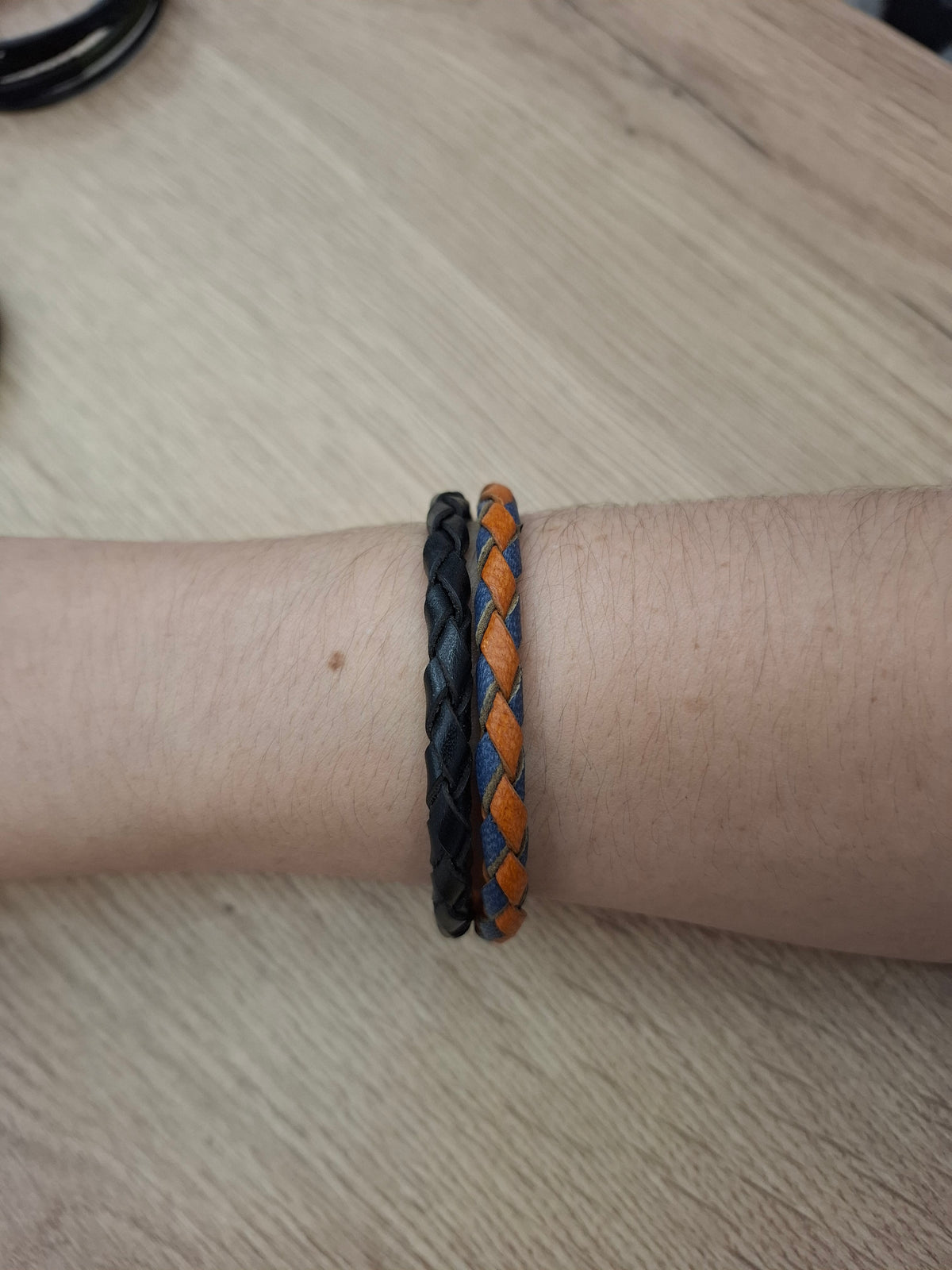 Pulsera piel doble negro, naranja y azul