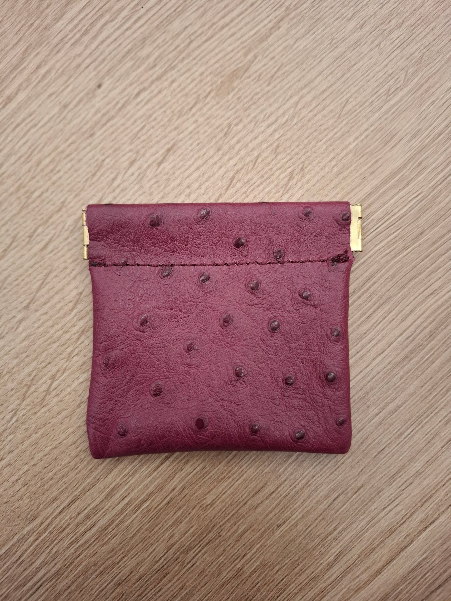 Monedero fleje piel berenjena estampado avestruz