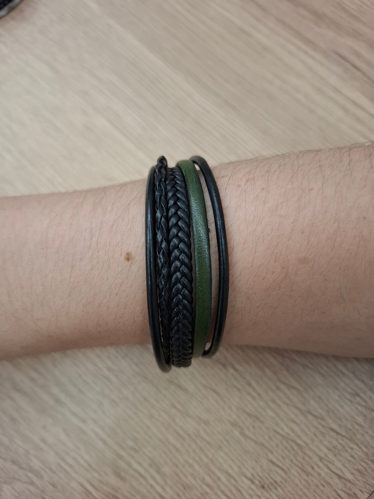 Pulsera piel negro y verde 5 tiras