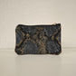 Monedero de piel estampado serpiente negro azul beige