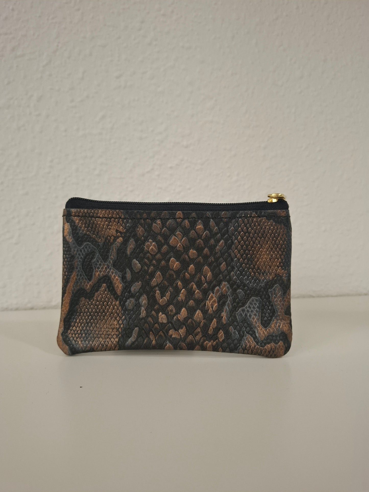Monedero de piel estampado serpiente brillo cobre y negro
