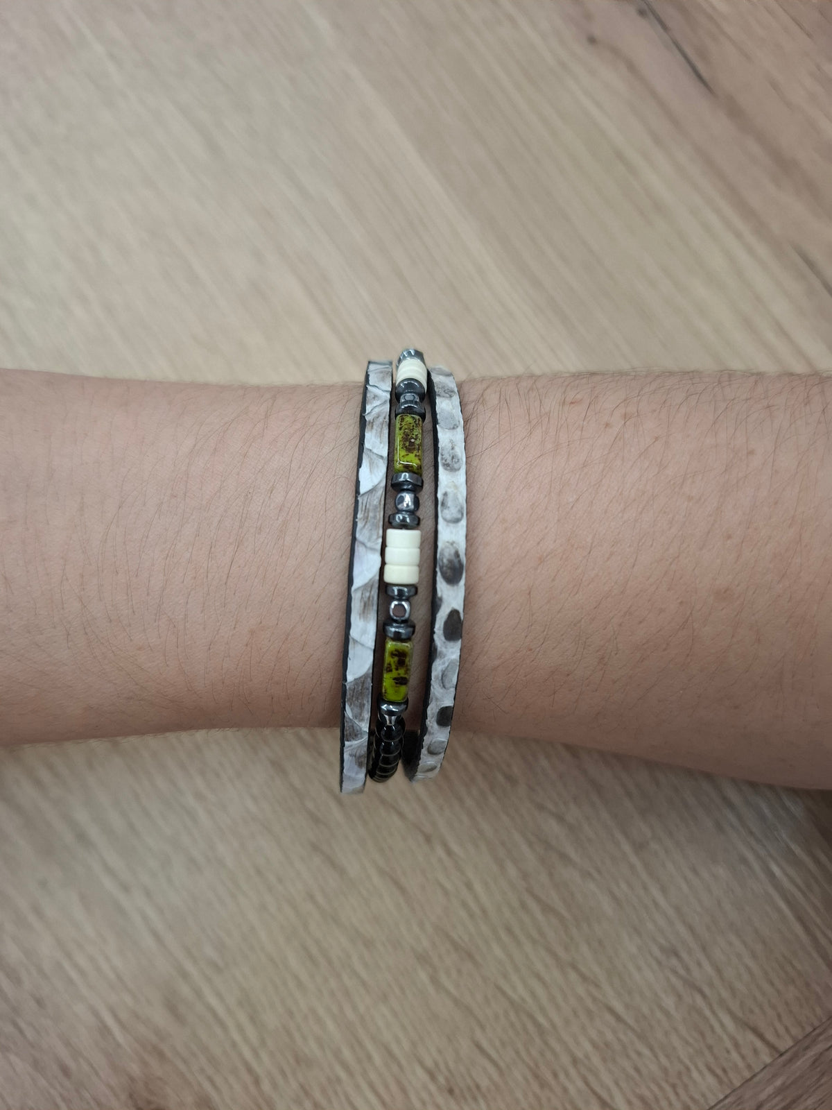 Pulsera piel de serpiente con abalorios verde y blanco
