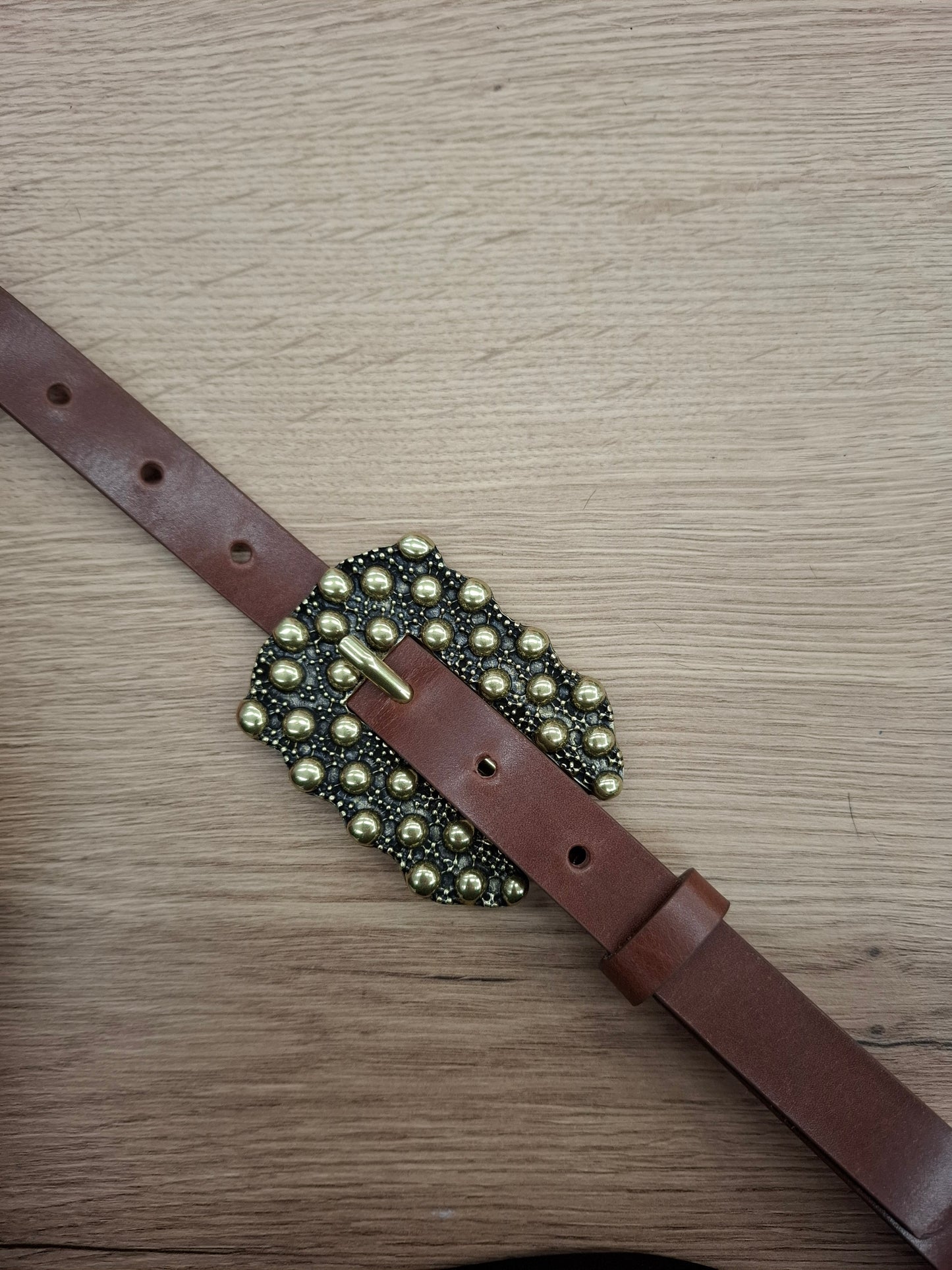Cinturón de piel marrón 2cm hebilla oro viejo puntos