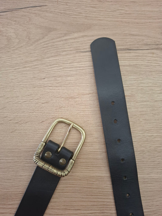 Cinturón de piel negro 3,5cm hebilla oro viejo rayas