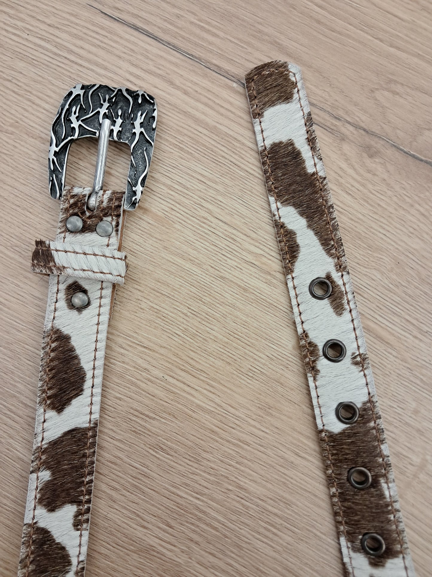 Cinturón de piel con pelo vaca 2,5cm hebilla lagartijas plata vieja