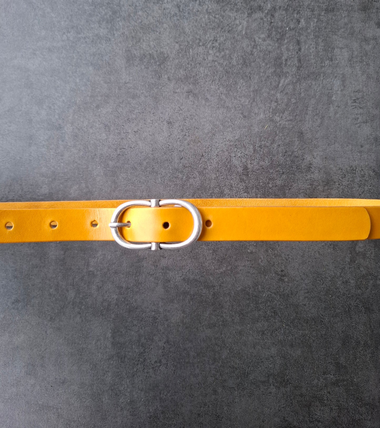 Cinturón de piel amarillo 2cm hebilla ocho plata vieja