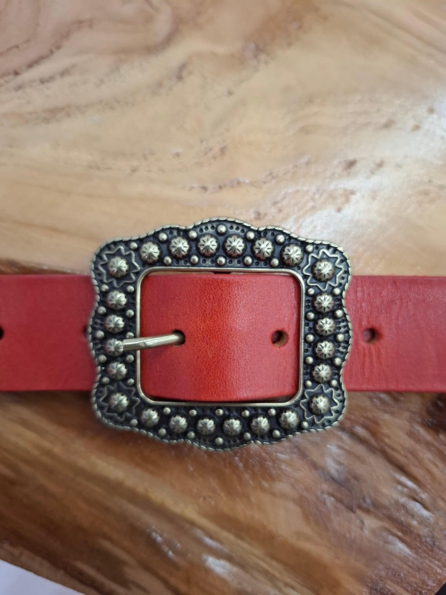 Cinturón de piel rojo 3cm hebilla oro viejo rectangular flores