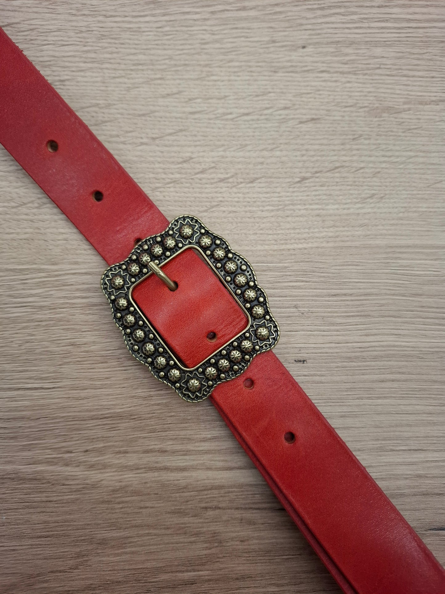 Cinturón de piel rojo 3cm hebilla oro viejo rectangular flores