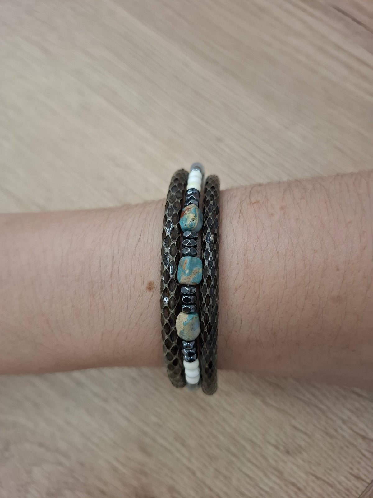 Pulsera piel de serpiente con abalorios marrón y azul