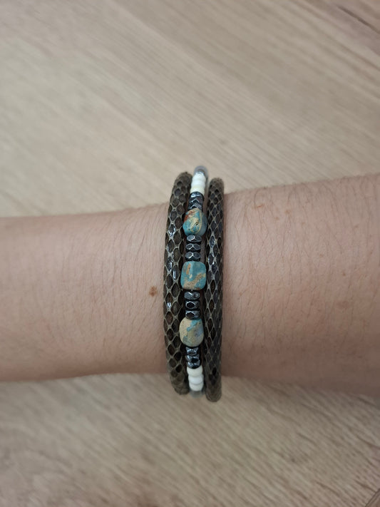 Pulsera piel de serpiente con abalorios marrón y azul