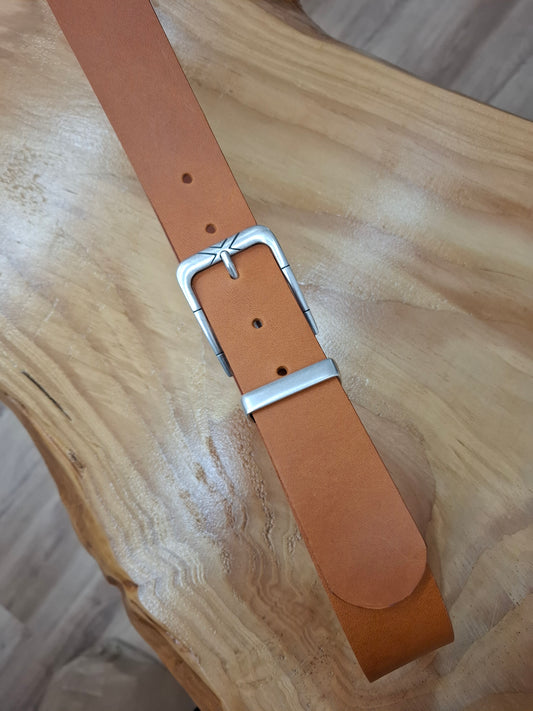Cinturón hombre de piel camel 4cm hebilla plata vieja con X