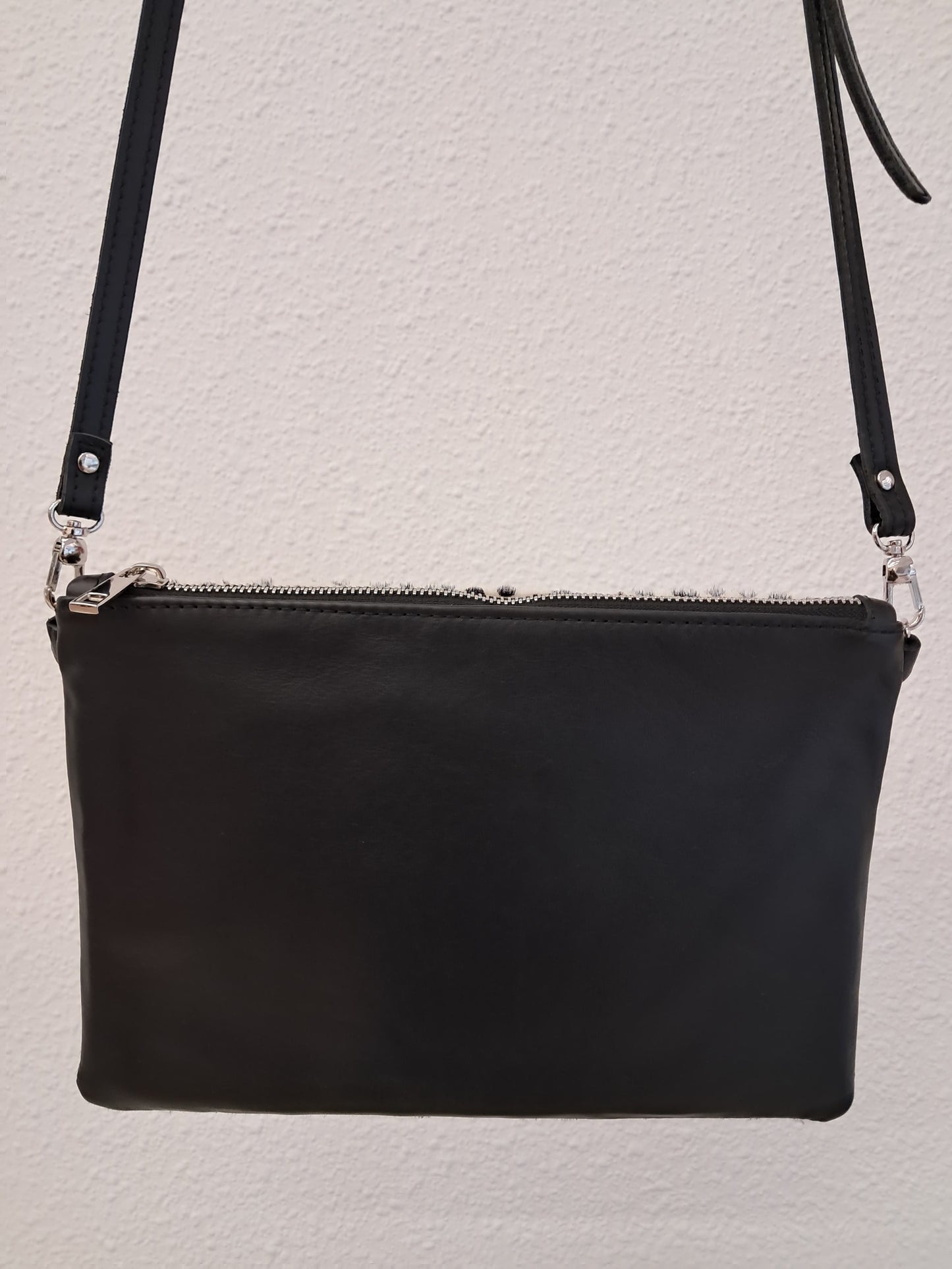 Bolso bandolera DOBRA piel con pelo dálmata blanco