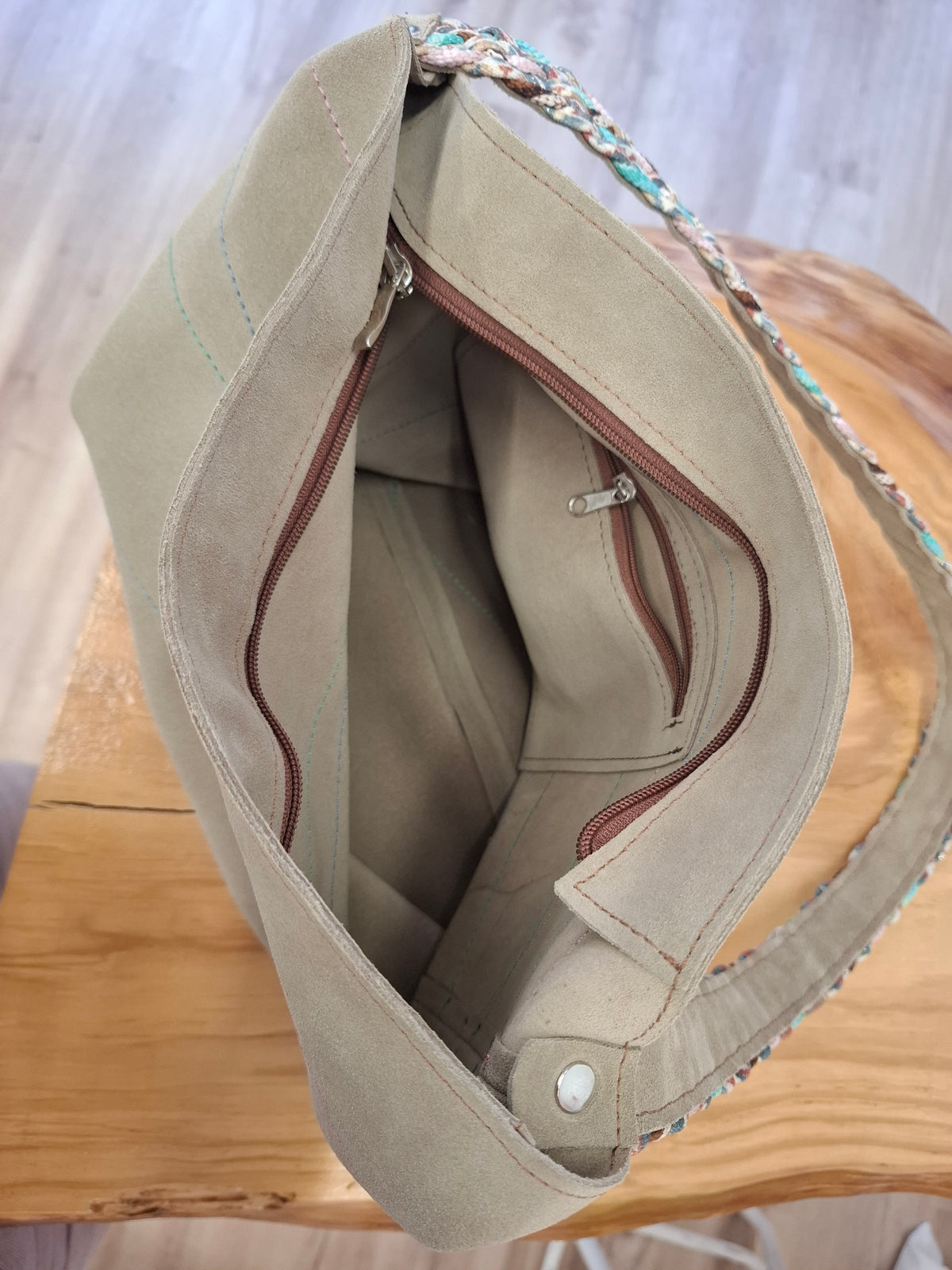 Bolso IGUÑA piel serraje beige grisáceo asa trenza