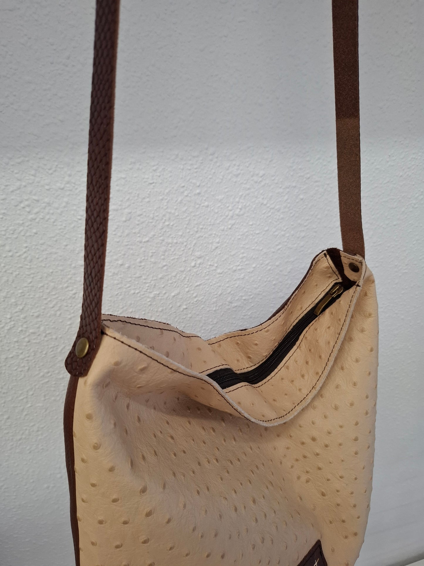 Bolso IGUÑA piel avestruz beige