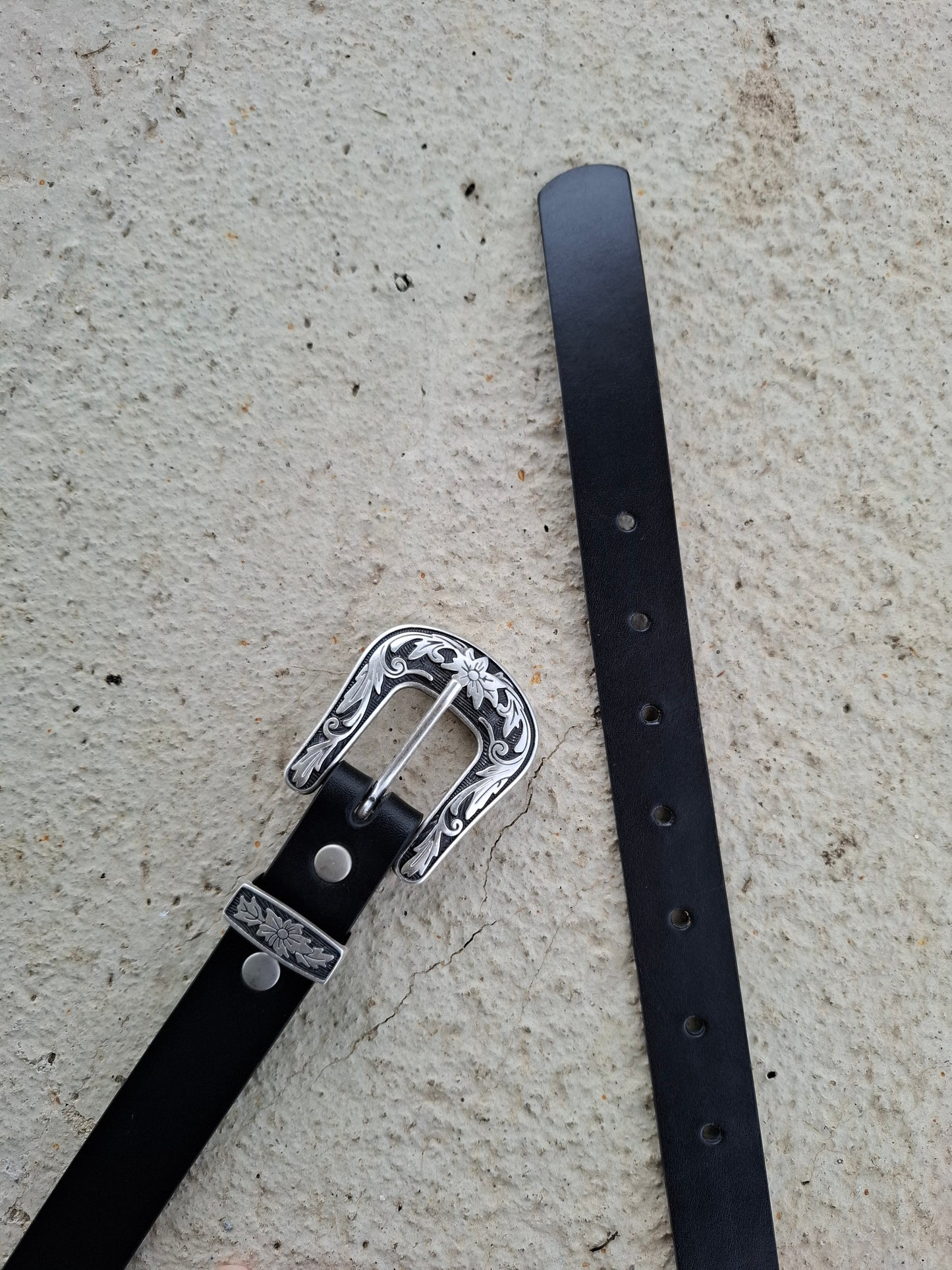 Cinturón de piel negro 2,5cm hebilla plata vieja