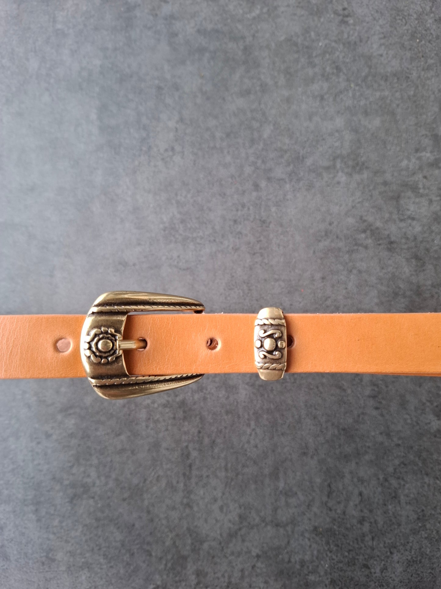 Cinturón de piel beige 2cm hebilla oro viejo