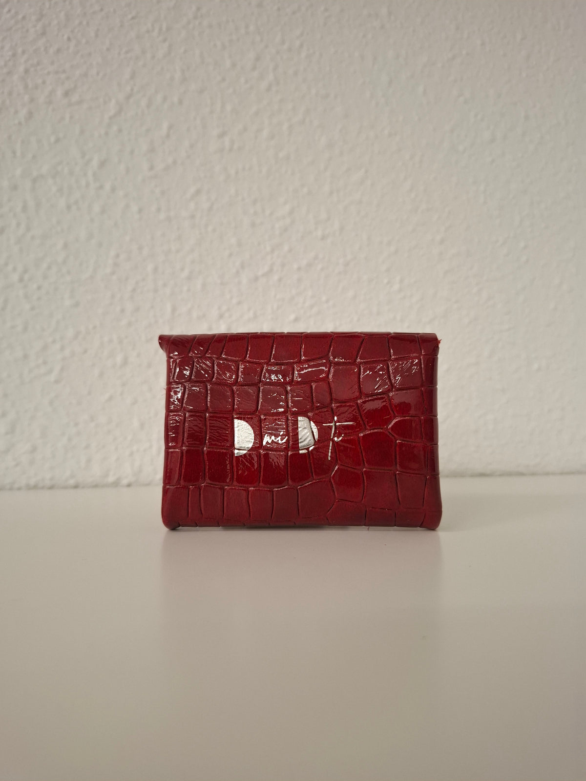 Monedero corchete piel escama rojo brillo