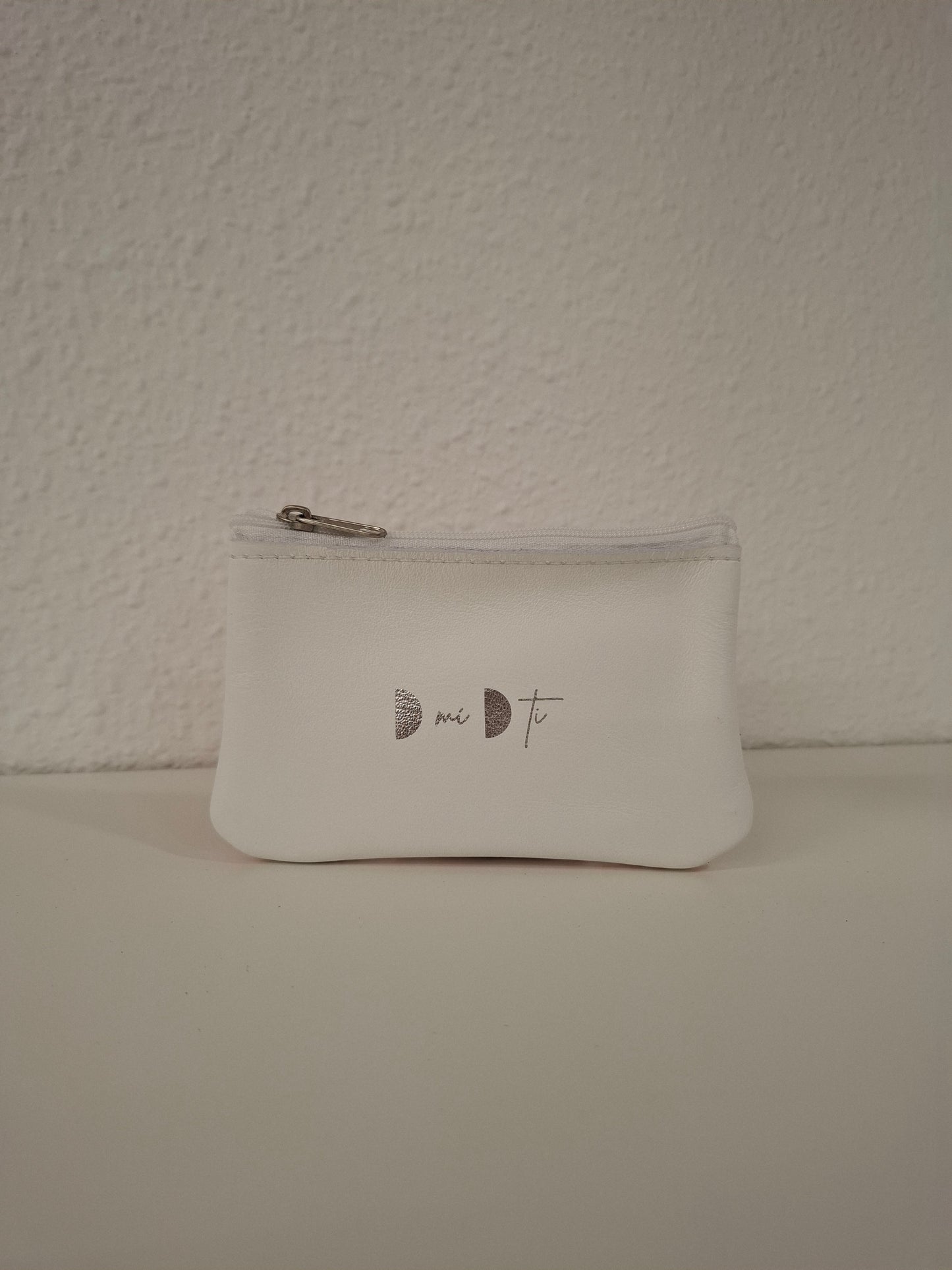 Monedero de piel naranja y blanco