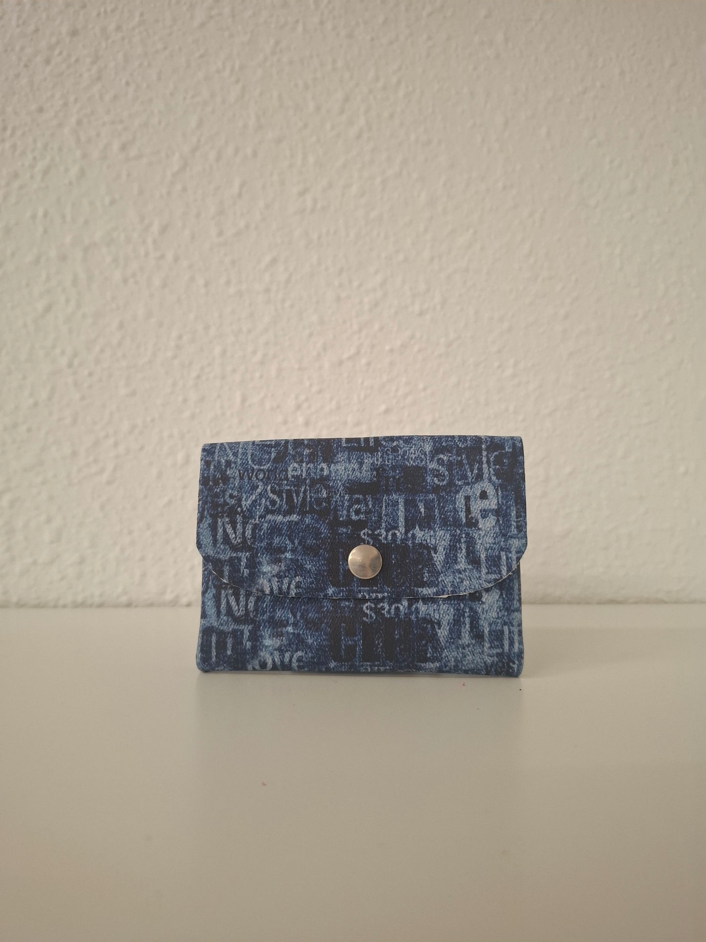 Monedero corchete piel escama azul letras