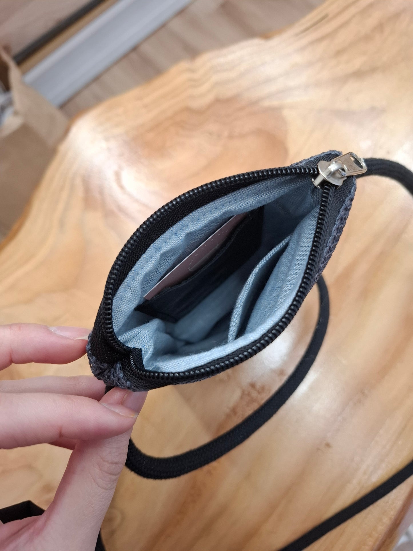 Bolso para móvil, llaves y tarjeta gris oscuro