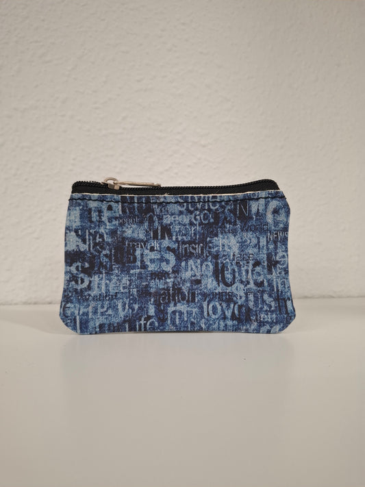 Monedero de piel azul letras