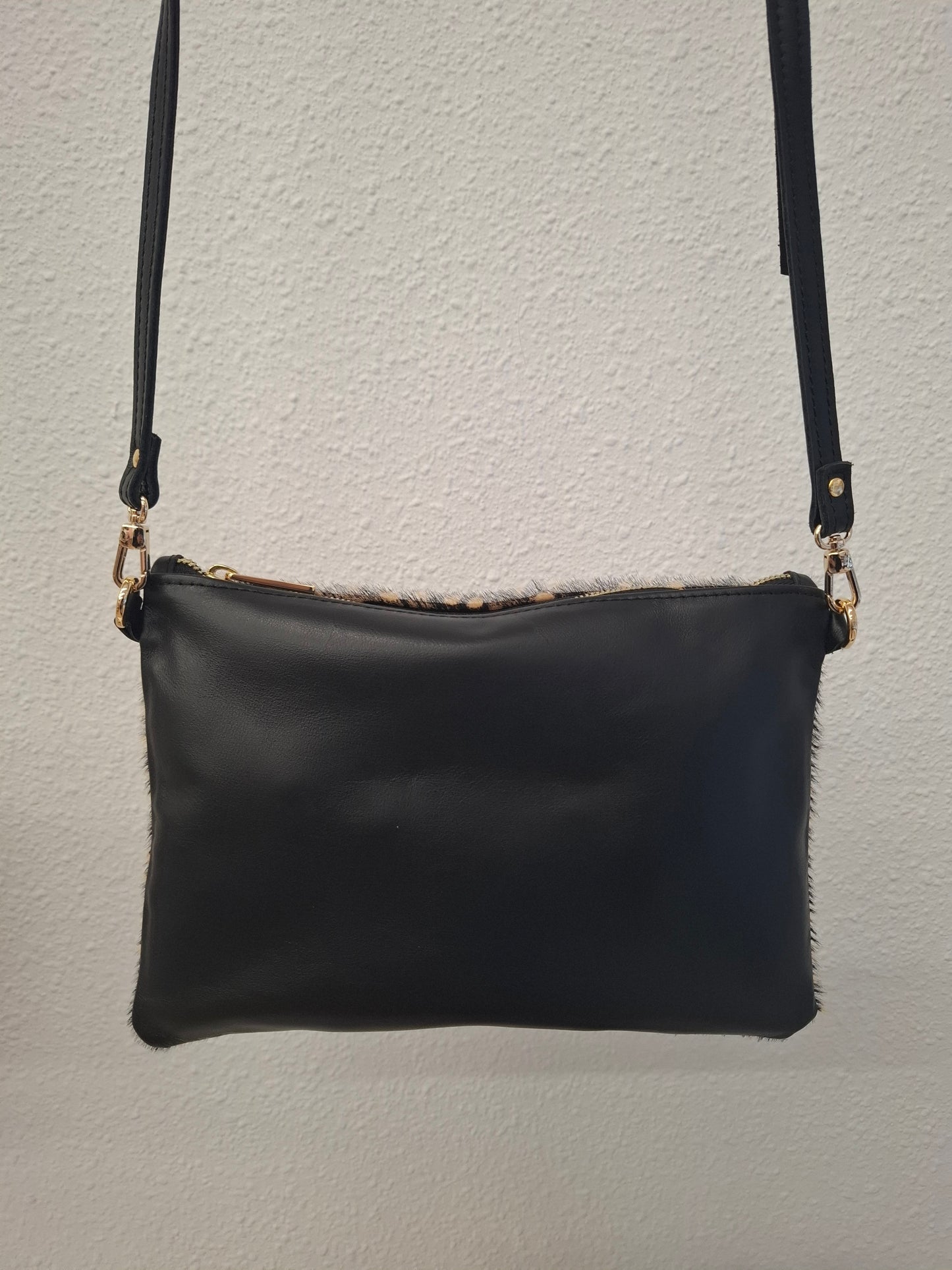 Bolso bandolera DOBRA piel con pelo dálmata negro