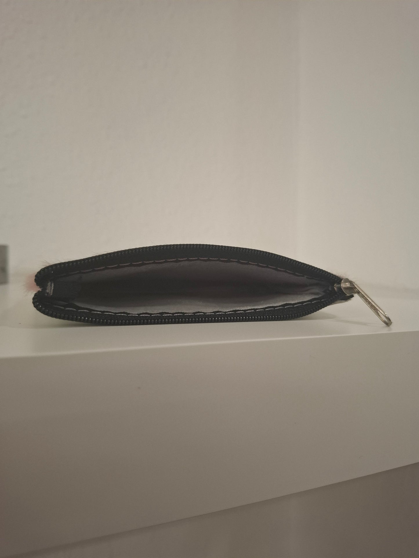 Monedero de piel con pelo rosa