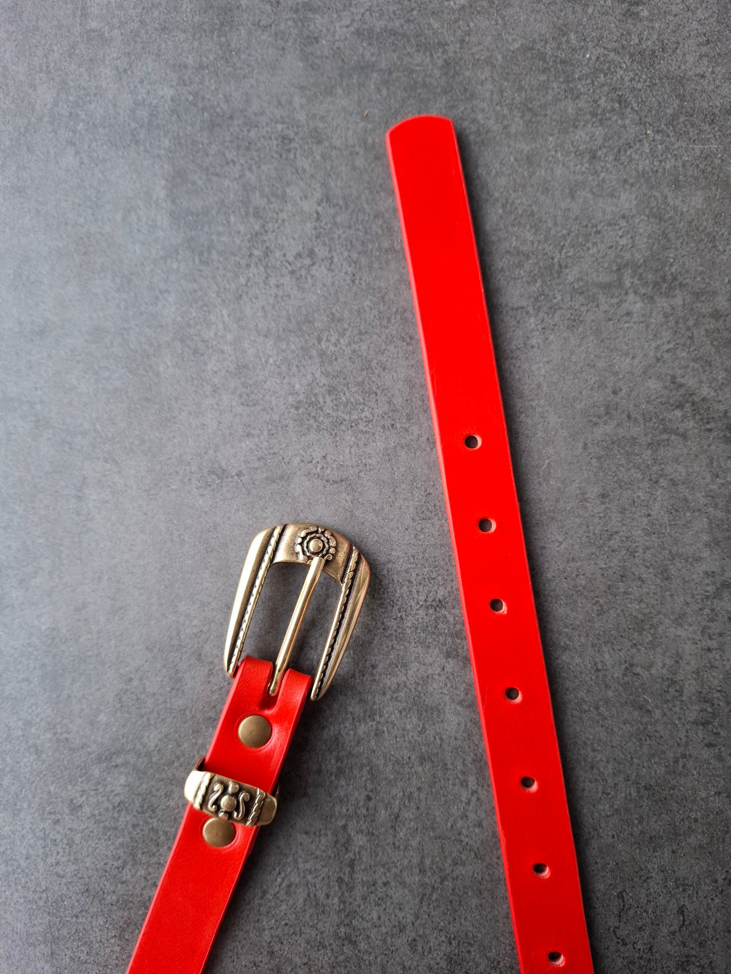 Cinturón de piel rojo 2cm hebilla oro viejo