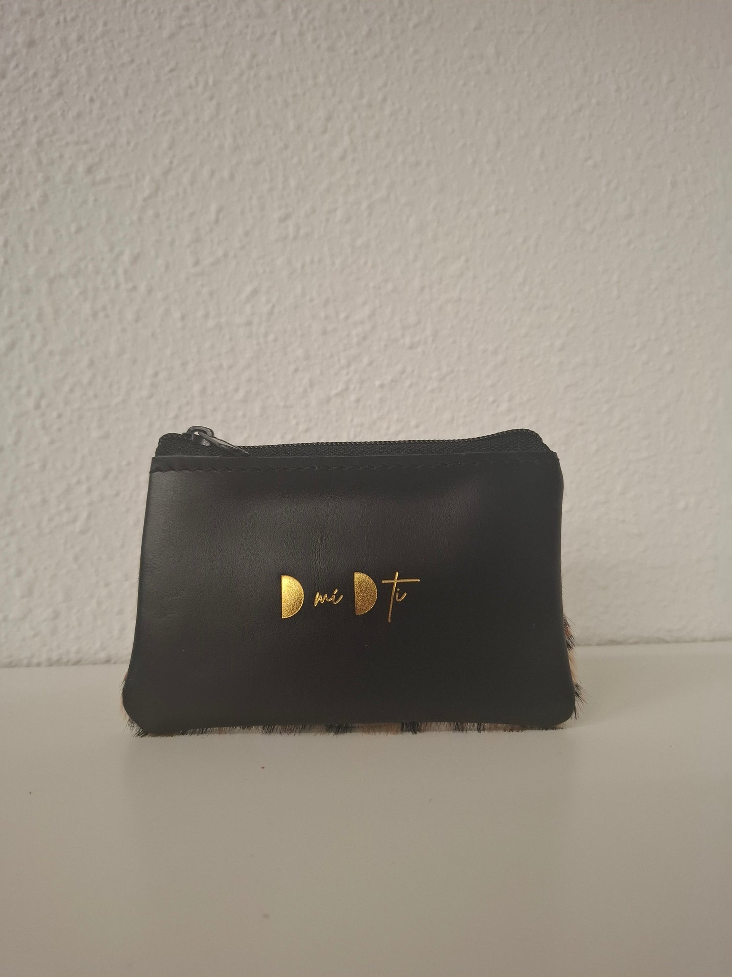 Monedero de piel con pelo leopardo marrón y negro