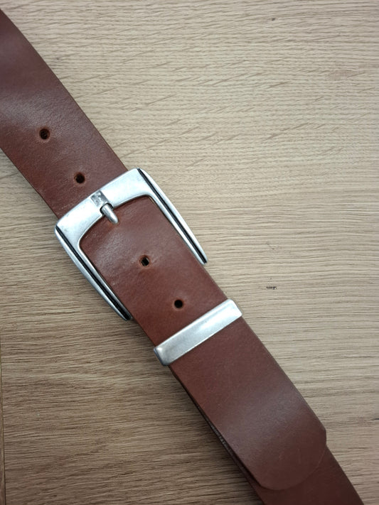 Cinturón hombre de piel marrón 4cm hebilla plata vieja con raya negra